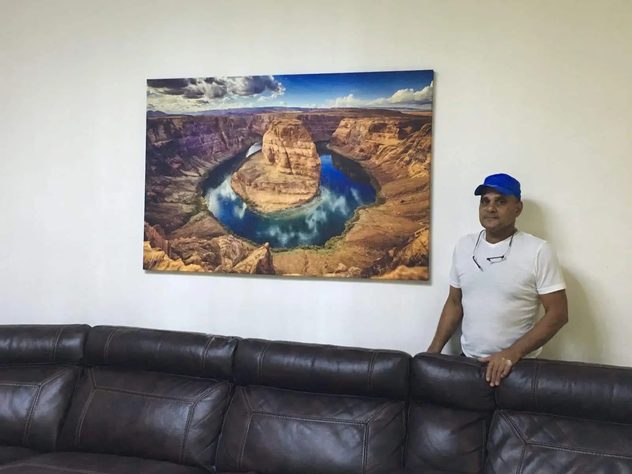 משפחת אברהם — התמונה שרכשו תלויה אצלם בבית