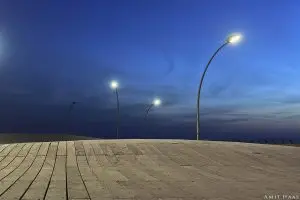 בין היום לילה מתגלים קימורים מרחביים בכל חלקי התמונה ויחד יוצרים שלם נעים ועדין למתבונן. צילום נהדר לסלון באוירה אורבנית ומודרנית