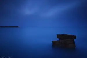 בין היום והלילה, בין המים לשמים, בקצה המזח ההולך ושוקע לאיטו בכחול הגדול צולמה תמונה זו במשך דקות ארוכות. תמונה באווירה שמימית ומינימליסטית כאשר היא מתוחה על קנבס למשרד ולבית