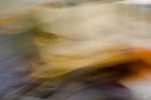תמונת אבסטרקט לסלון הלוכדת משיכות של אור